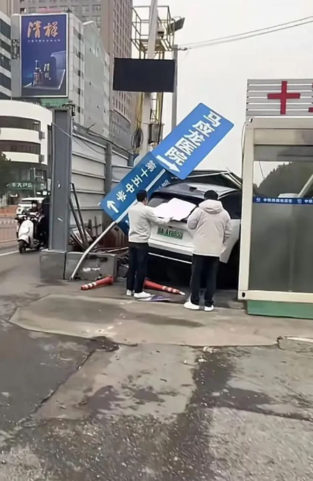 出事就盖上白布商品的好坏不是藏起来的爱游戏app网站该反思了新能源汽车