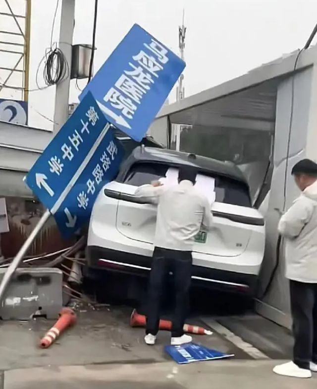 出事就盖上白布商品的好坏不是藏起来的爱游戏app网站该反思了新能源汽车(图2)