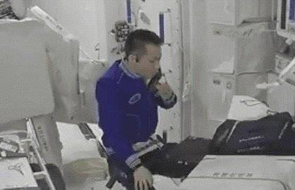 天员20多年“太空吃播”进化史爱游戏太空烧烤首秀!来看中国航(图3) 天员20多年“太空吃播”进化史爱游戏太空烧烤首秀!来看中国航(图3)
